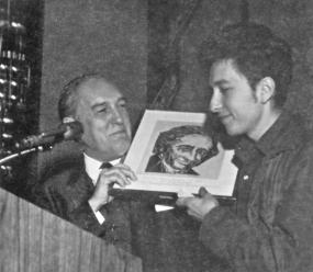 JPEG image of Bob Dylan 
receiving the Tom Paine Award.
