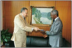 JPEG photo of Lakhdar Brahimi and Kofi Annan.